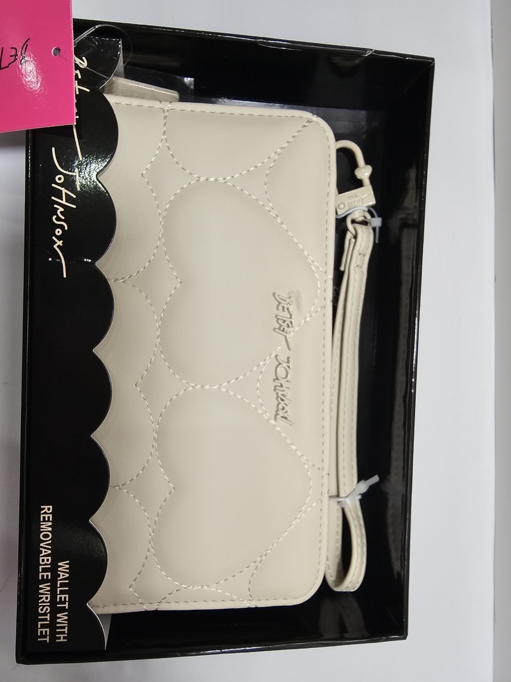 Betsey Johnson Chalk White Quilted Hearts Zip Around Wristlet Wallet NIB NWT - Picture 3 of 10